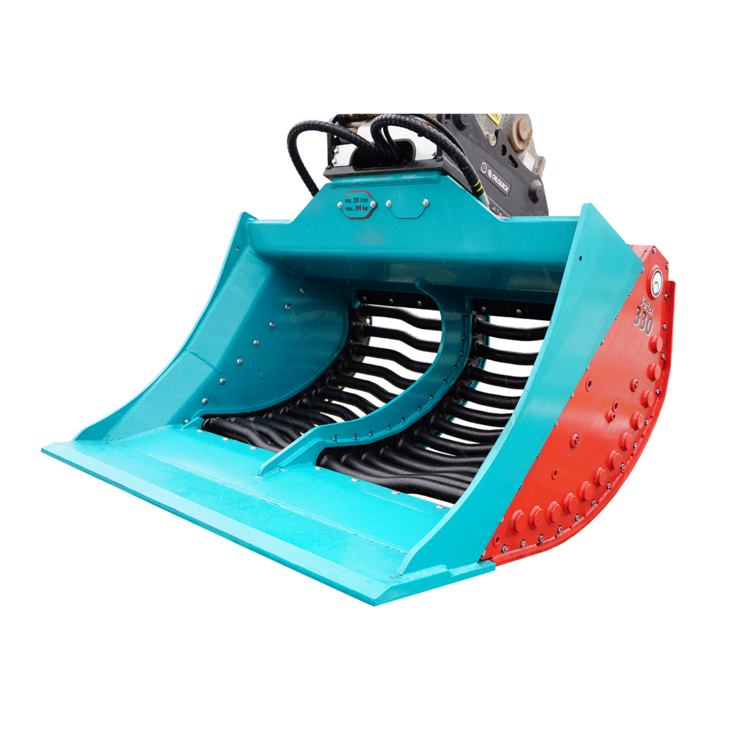 Türkis-roter hydraulischer Sieblöffel MAC-Rock Vortex 330 mit schwarzem Schnellwechsler, sichtbaren Schläuchen und robustem Stahlkörper.