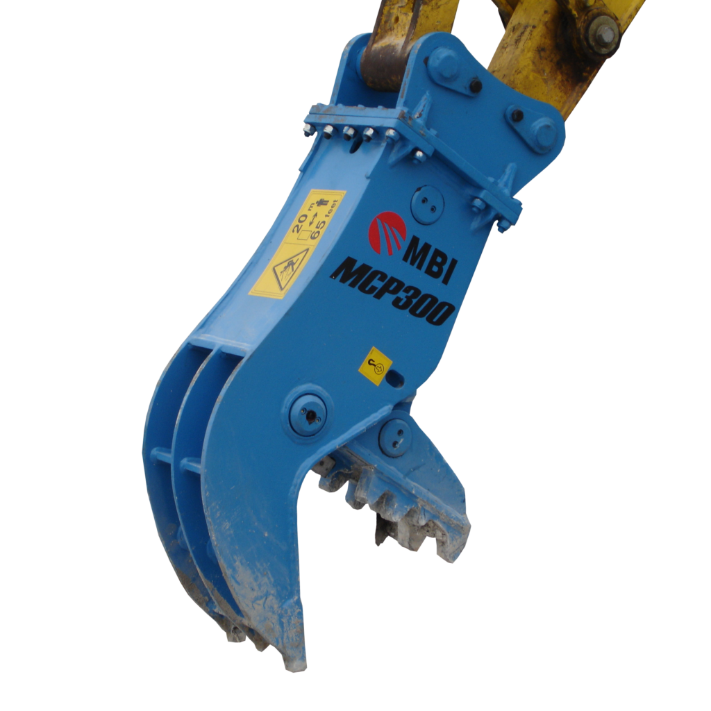 Ein blau lackierter MBI MCP300-Anbau an einem Baggerarm zeigt massive Stahlwangen, Zähne am unteren Ende und Warnaufkleber auf schwarzem Hintergrund.