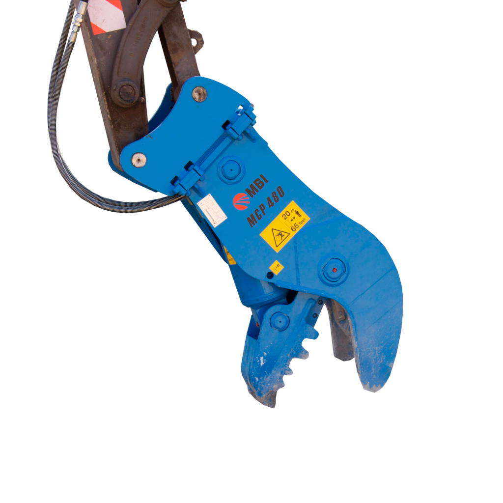 Ein blaues MBI MCP 480 Anbaugerät mit Hydraulikschlauch und stark beanspruchten Metallarmen hängt an einem Baggerarm vor schwarzem Hintergrund.