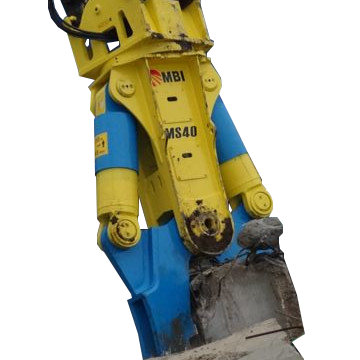 Ein gelb-blauer MBI MS40 Anbaugreifer mit Hydraulikzylindern greift in graues Material; an der Spitze sitzen Rost und Schmutz vor blauem Hintergrund.