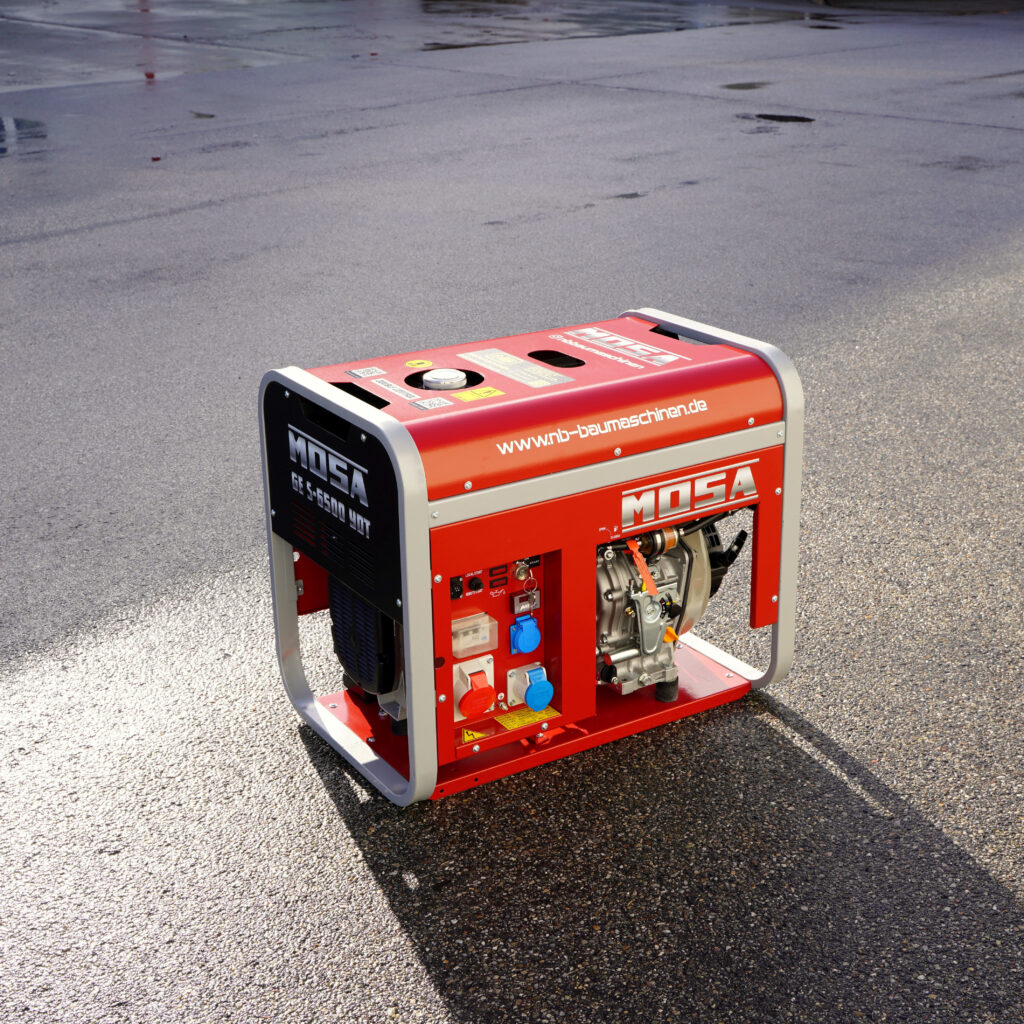 Auf nassem Asphalt steht ein rotes MOSA GE 5-6500 YDT Stromaggregat mit silbernem Rahmen und sichtbaren Anschlüssen im Sonnenlicht.