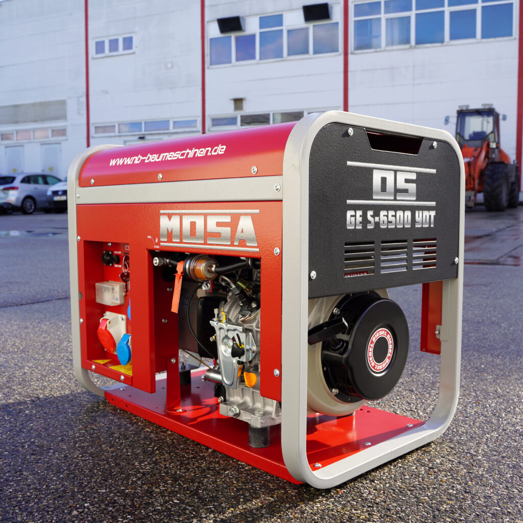 Ein rotes MOSA GE S-6500 YDT Aggregat mit silbernem Rahmen steht vor einer Industriehalle, während Details des Dieselmotors sichtbar sind.