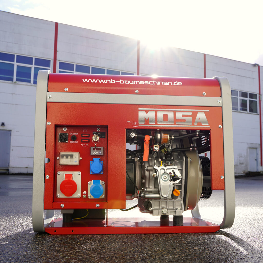 Roter Mosa-Stromerzeuger mit sichtbarem Motor, Schaltern und Steckdosen steht vor einem hellen Industriegebäude im Sonnenlicht.