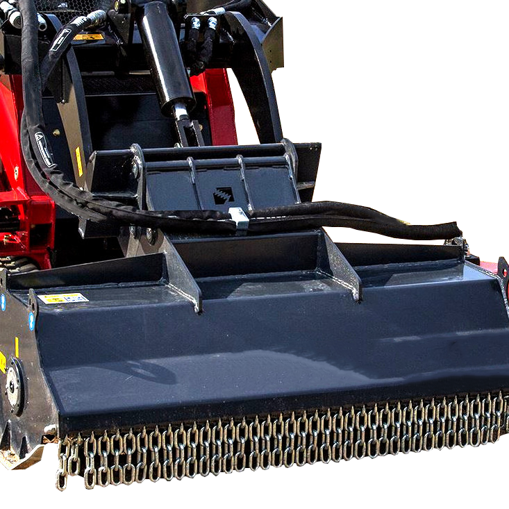 Der schwarze Frontmulcher TC2F mit roten Halterungen und sichtbaren Hydraulikschläuchen steht auf trockenem Boden und zeigt die robuste Bauweise.
