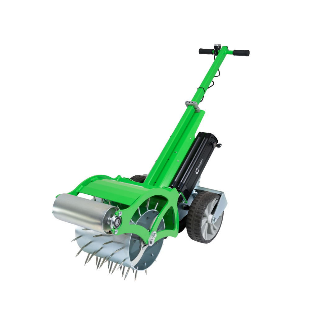 Grüner Othmerding Aerifizierwalze mit Stachelwalze, Transportrad und langem Griff vor schwarzem Hintergrund; das 30-cm-Modell ist seitlich freigestellt.