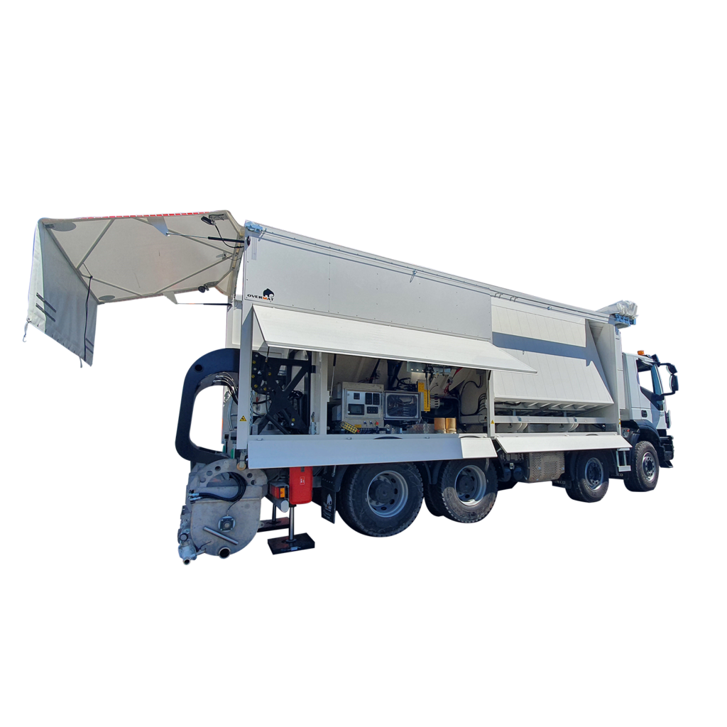 Weiße Overmat ALS Misch- und Pumpanlage auf Lkw-Fahrgestell mit geöffneten Serviceklappen, sichtbarer Technik, drei Achsen und ausklappbarem Aufbau.