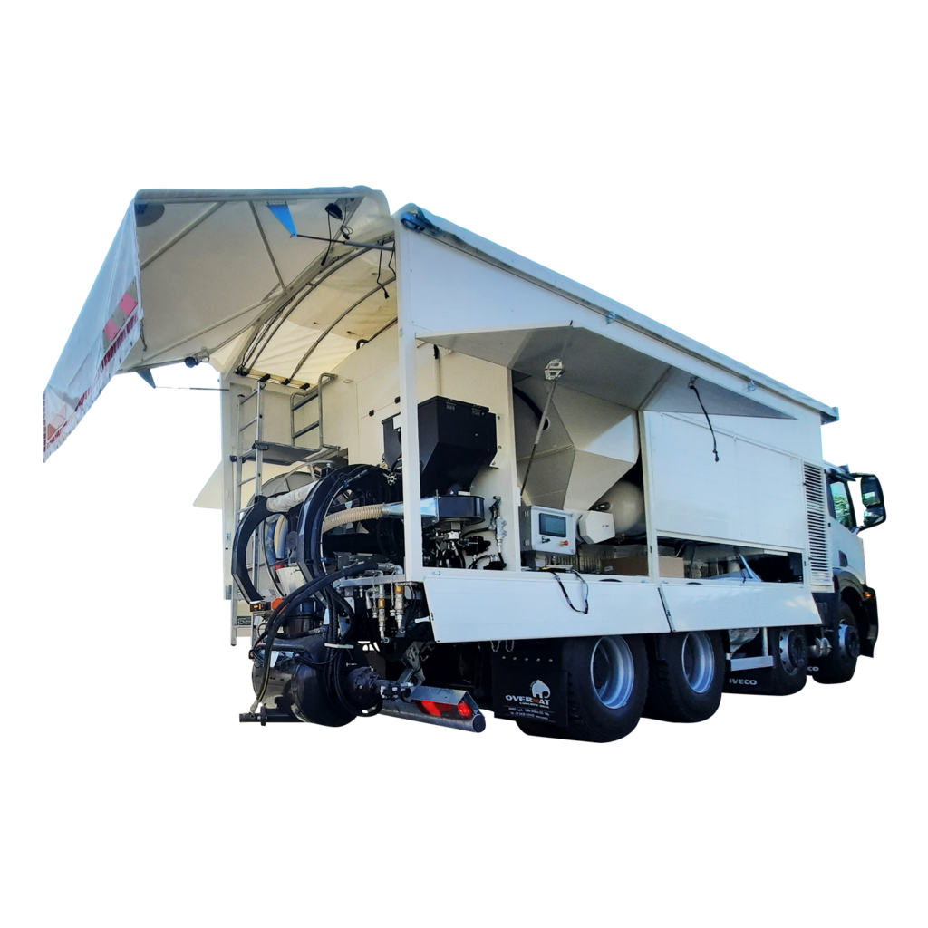 Ein weißer IVECO-Lkw mit Overmat-Anlage und offenen Verkleidungen zeigt Schläuche, Trichter und Steuertechnik für mobilen Estrich auf dem Aufbau.