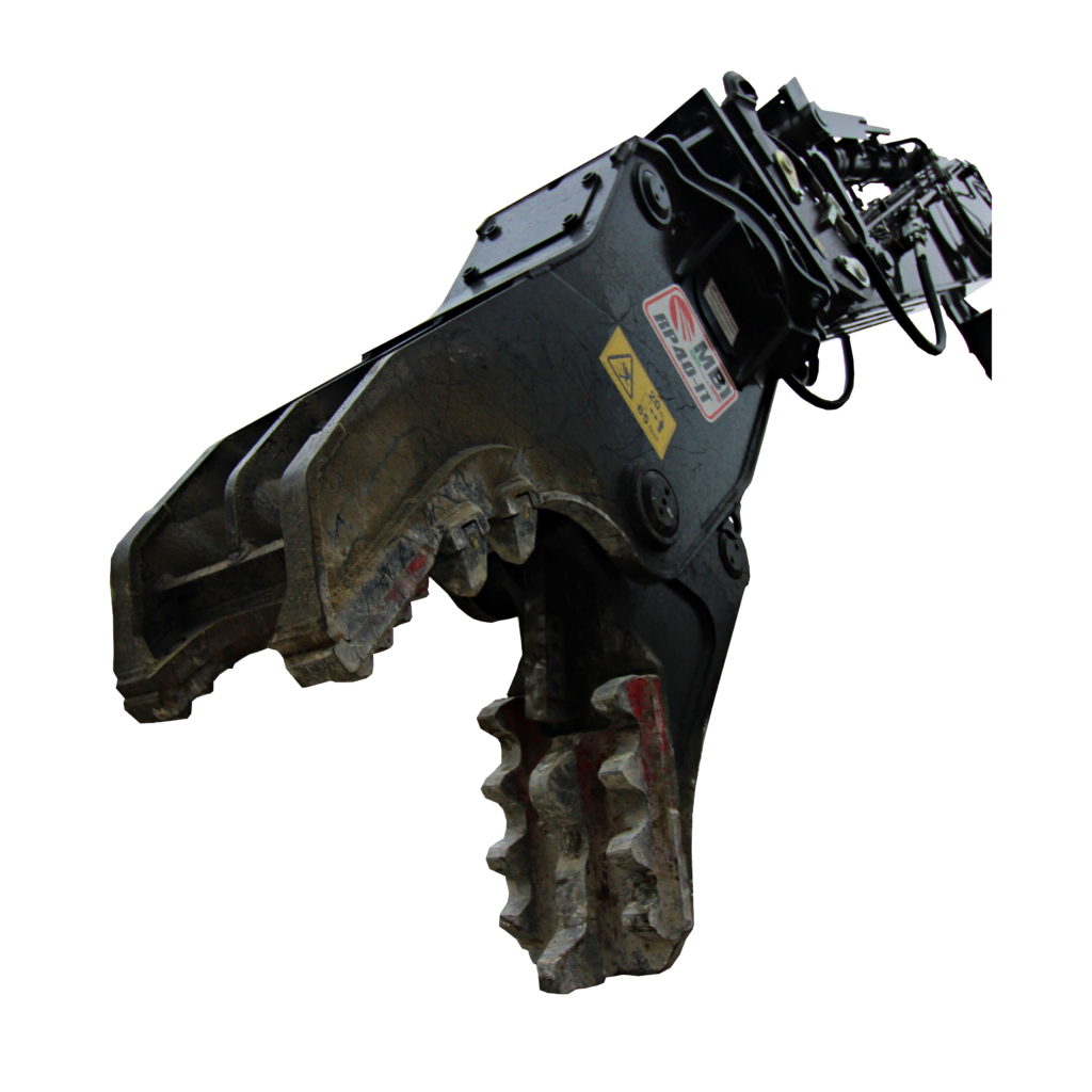 Ein schwarzer RP40-IT-Baumaschinenkopf mit robusten Zähnen und Hydraulikschläuchen hängt frei vor schwarzem Hintergrund und zeigt deutliche Gebrauchsspuren.