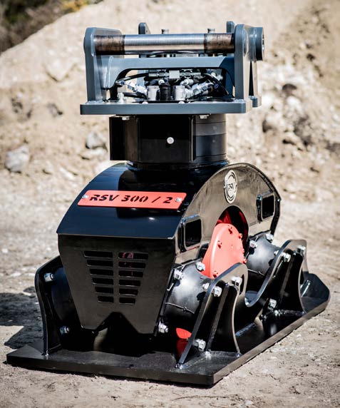 Der schwarze Anbauverdichter RSV 3600/2 steht auf hellem Erdreich, mit rotem Typenschild, sichtbarer Hydraulik und massiver Stahlkonstruktion im Freien.