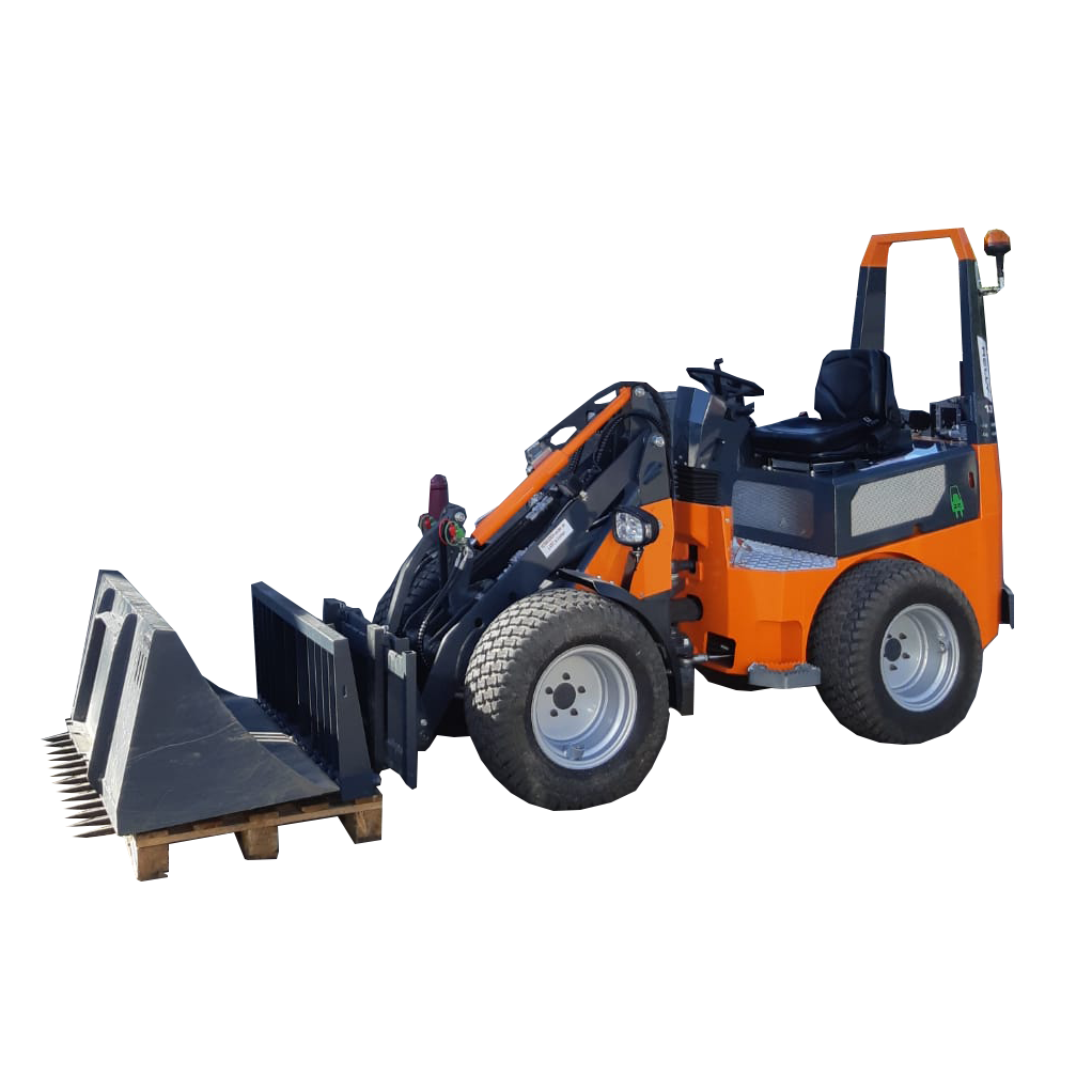 Der orange-schwarze Radlader RELLY 1.3 E steht vor einem Gebäude, mit angehobener Schaufel und Palettengabeln neben einer Holzpalette auf gepflastertem Boden im Freien.