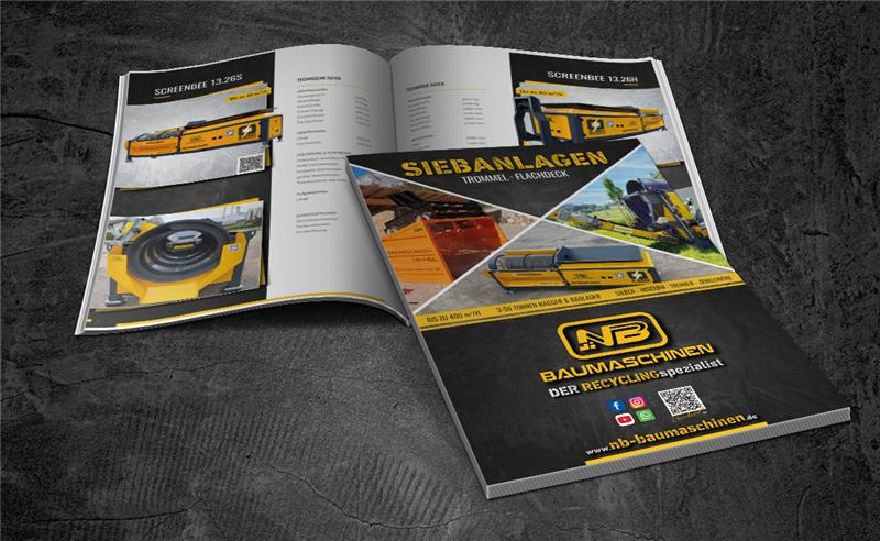 Aufgeschlagenes NB Baumaschinen-Prospekt mit gelb-schwarzen Siebanlagen, Produktfotos und großem Titel auf dunklem, strukturiertem Hintergrund.