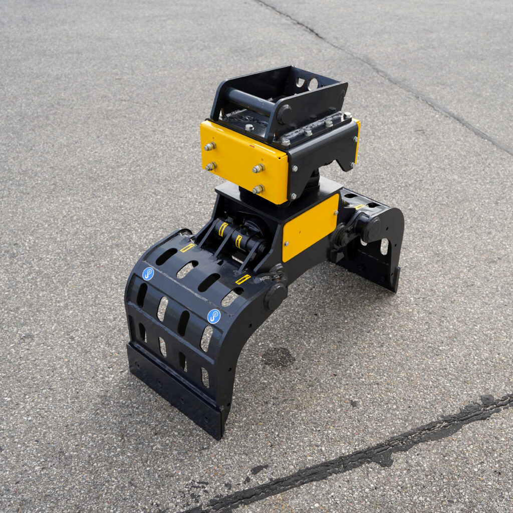 Ein schwarz-gelber Sortiergreifer PF150-2 steht auf Asphalt und zeigt massive Stahlkonstruktion, Hydraulikanschlüsse und gelochte Greifarme.