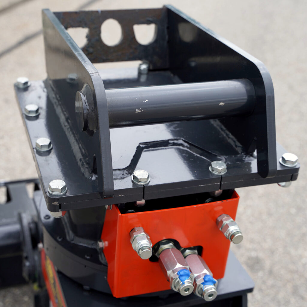 Ein schwarzer Sortiergreifer mit roter Hydraulikaufnahme und sichtbaren Schraubverbindungen zeigt eine robuste Stahlkonstruktion mit präziser Verarbeitung.