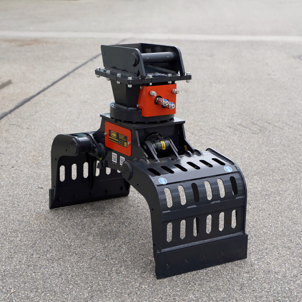 Schwarzer Sortiergreifer PF200-3 mit rotem Anschlussblock und breiten Greifarmen steht auf Asphalt, mit sichtbaren Bolzen und Hydraulikanschlüssen.