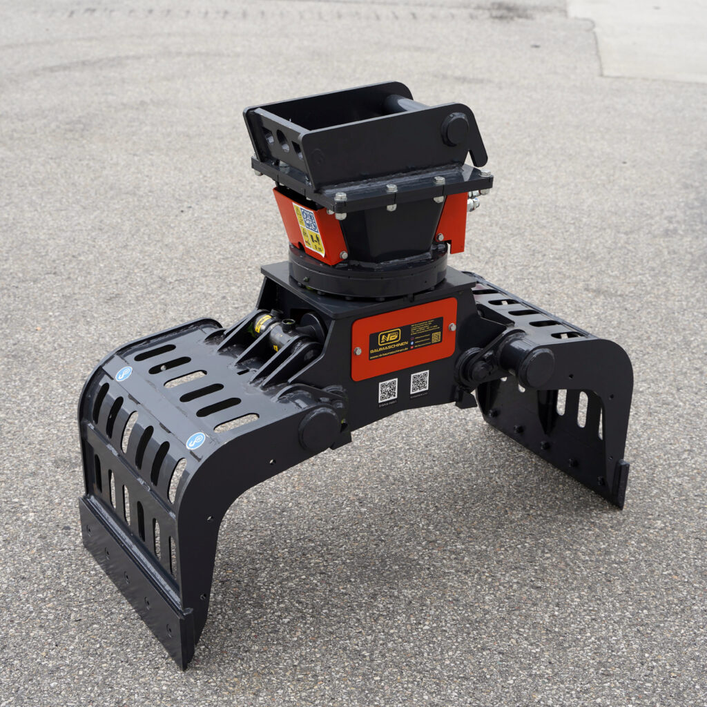 Ein schwarzer und roter Sortiergreifer von NB Baumaschinen steht auf grauem Asphalt, mit offenen Greifarmen, robuster Stahlkonstruktion und Aufklebern.