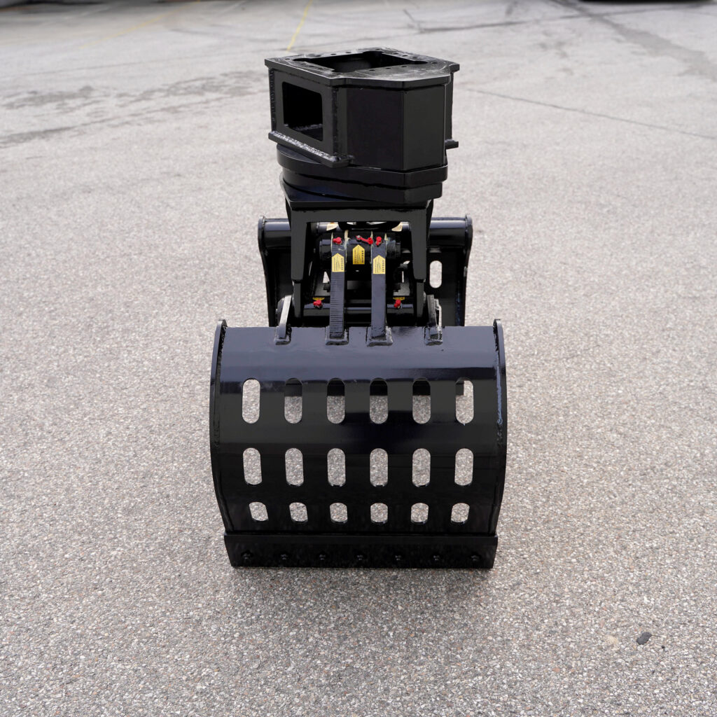 Ein schwarzer Sortiergreifer mit offenem Stahlrahmen und breiter Schaufel steht auf Asphalt, die gelaserten Aussparungen und Hydraulikzylinder sichtbar.