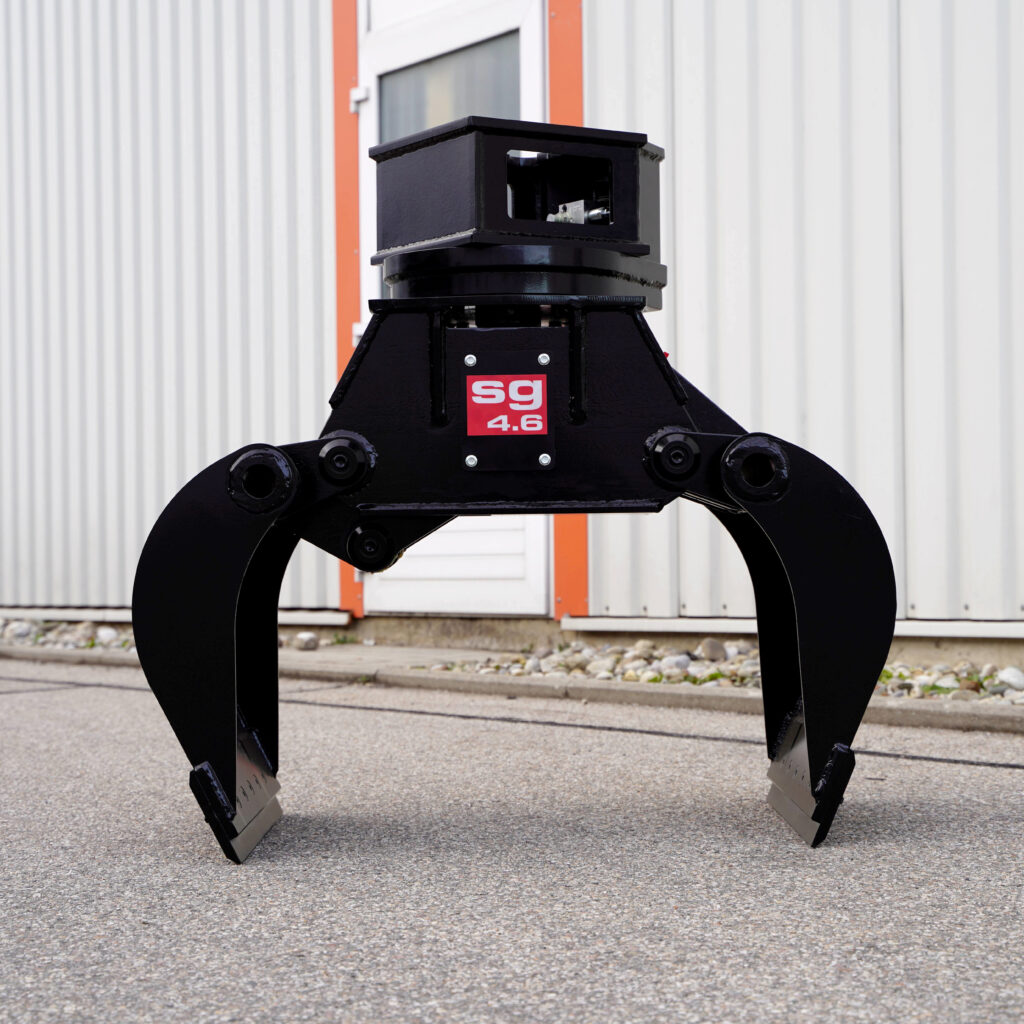 Ein schwarzer Sortiergreifer SG4.6-5 mit zwei gebogenen Greifarmen steht vor einer hellen Industriehalle mit orangefarbenen Akzenten.