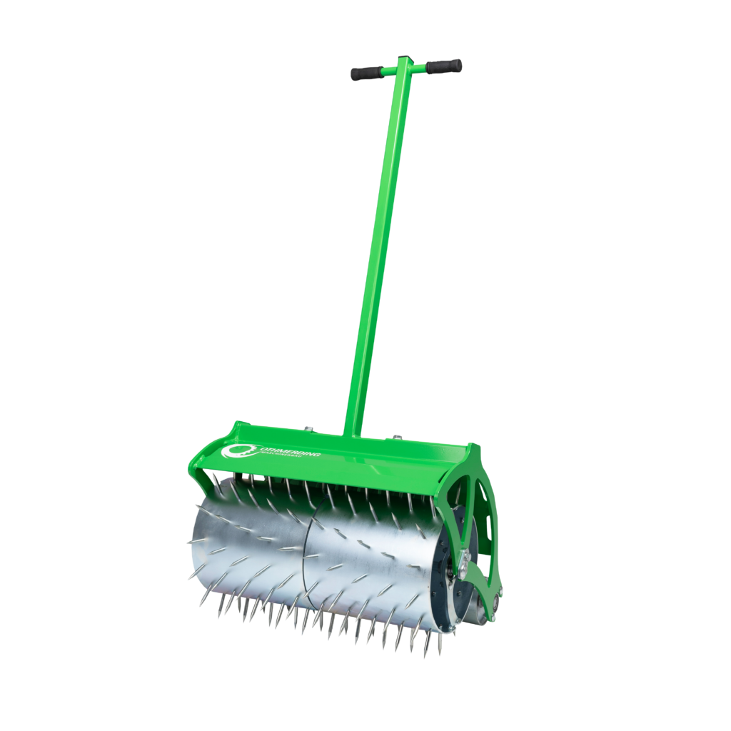 Grüne Spiker-Aerifizierwalze mit langen Griff und silberner Stachelwalze, freigestellt auf schwarzem Hintergrund, mit sichtbarem OTHMERDING-Logo.