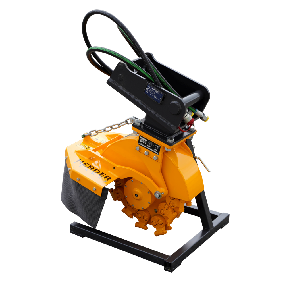 Gelbe Stubbenfräse SCE-410H von HERDER mit schwarzem Antrieb, Hydraulikschläuchen und Schutzbügeln, freigestellt auf dunklem Hintergrund.