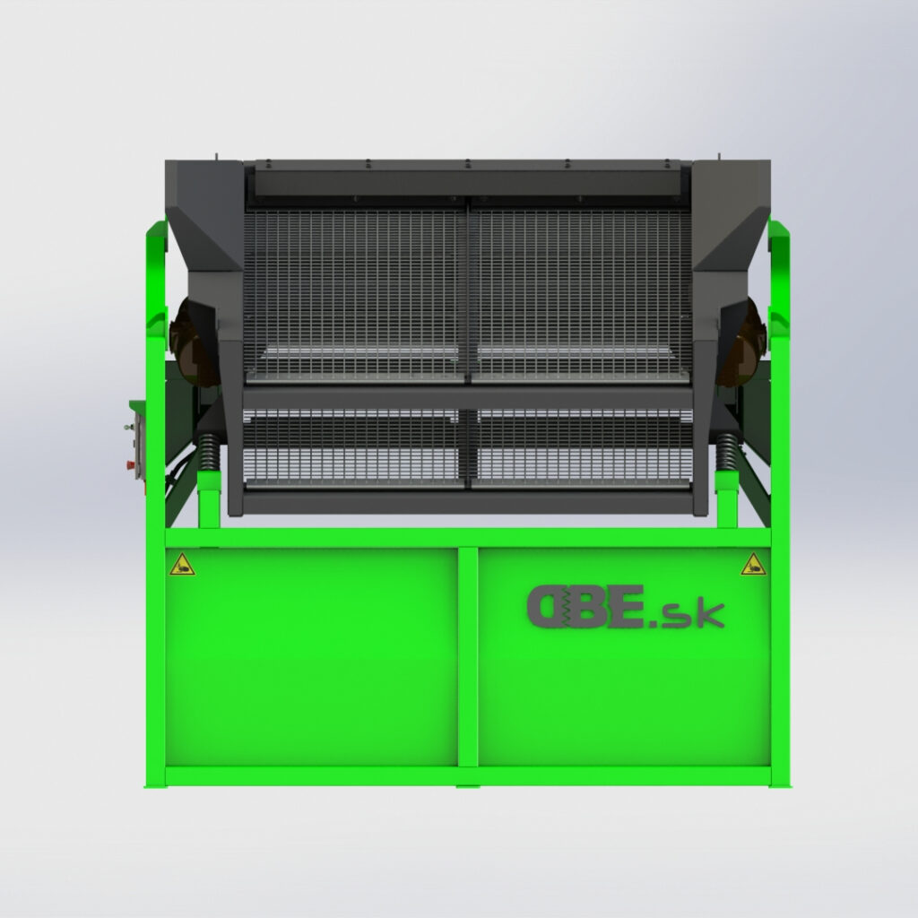 Ein grün-grauer Siebtechnik-Aufbau mit großem Gitterelement und DBE.sk-Logo steht frontal vor hellem Hintergrund, flankiert von Warnsymbolen.