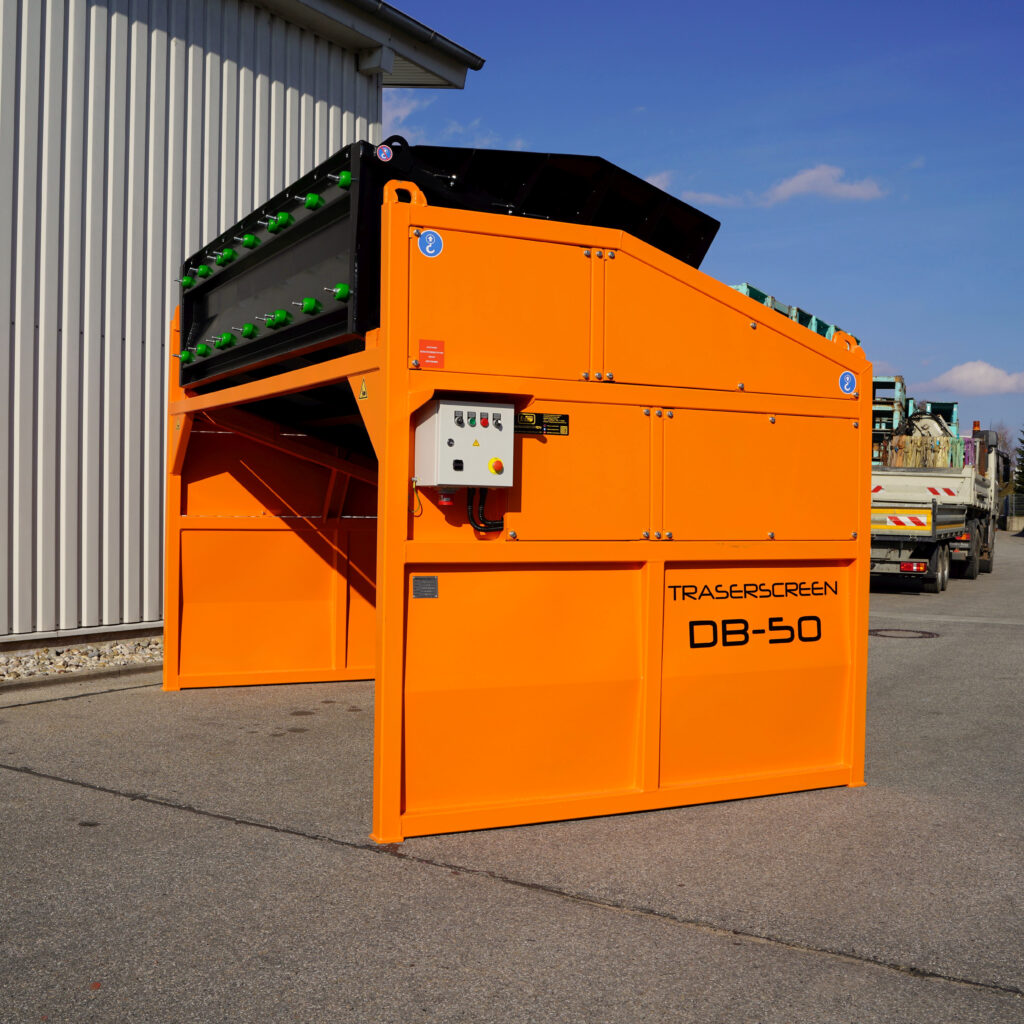 Das orange-schwarze Traserscreen DB-50 steht vor einer Hallenwand, mit sichtbarer Steuerbox, grünen Rollen und klarer Beschriftung.