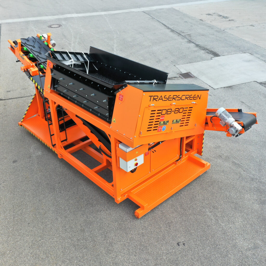 Die orange-schwarze Traserscreen DB-80 Förder- und Siebanlage steht auf Asphalt, mit langem Band, offenem Siebbereich und sichtbarem Antrieb.
