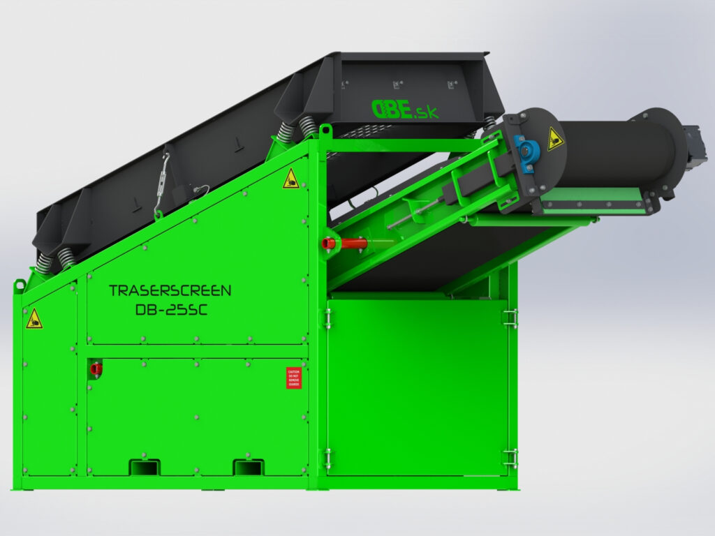 Eine grün-schwarze Traserscreen DB-25SC-Siebanlage mit schrägem Förderband, Warnsymbolen und seitlichem Antrieb vor hellem Hintergrund.