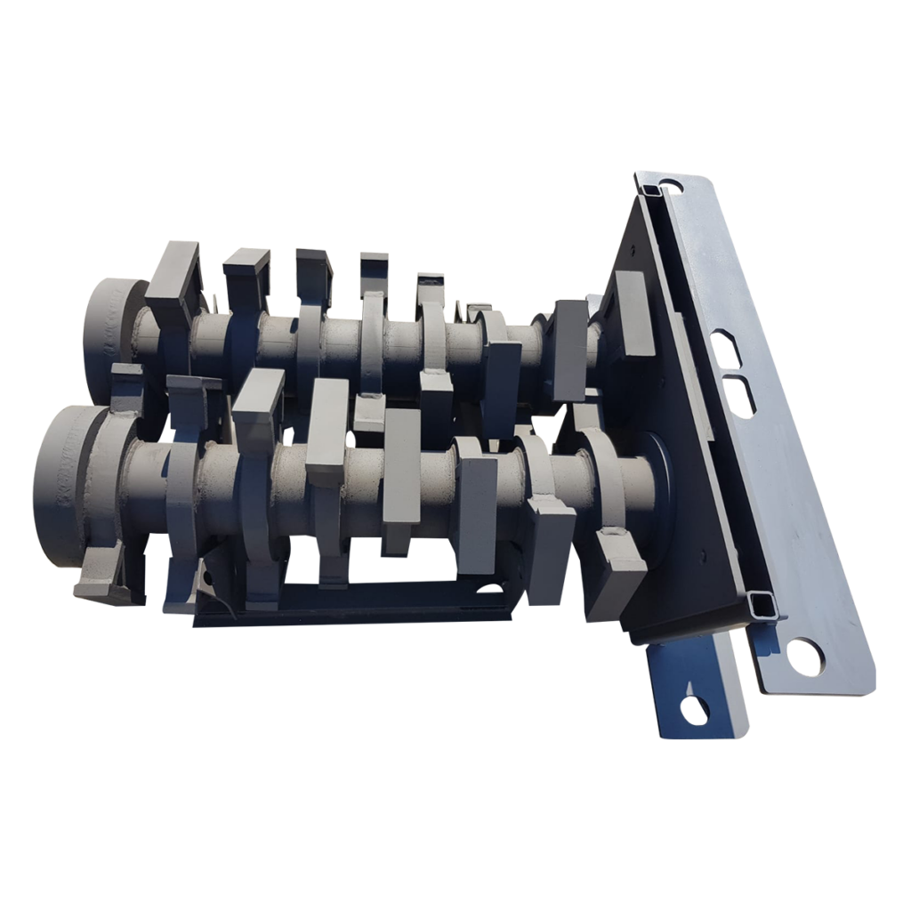 Zwei graue Hammerwellen mit kantigen Schneidwerkzeugen liegen nebeneinander auf einer schweren Metallhalterung und zeigen die robuste Technik.