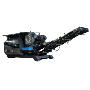 Eine schwarze City Crusher Brechanlage steht freigestellt auf dunklem Hintergrund, mit langem Förderband, klappbarer Haube und kompaktem Aufbau.
