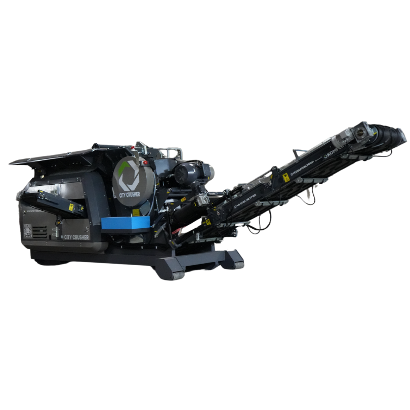 Auf schwarzem Hintergrund steht eine kompakte City Crusher Brechanlage mit klappbarem Bunker und langem Förderband in dunkler Industrieoptik.
