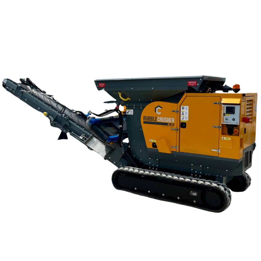 Der RubbleCrusher RC-J65 steht auf Kettenfahrwerk, mit gelbem Gehäuse, schwarzem Förderband und großem Aufgabetrichter vor schwarzem Hintergrund.