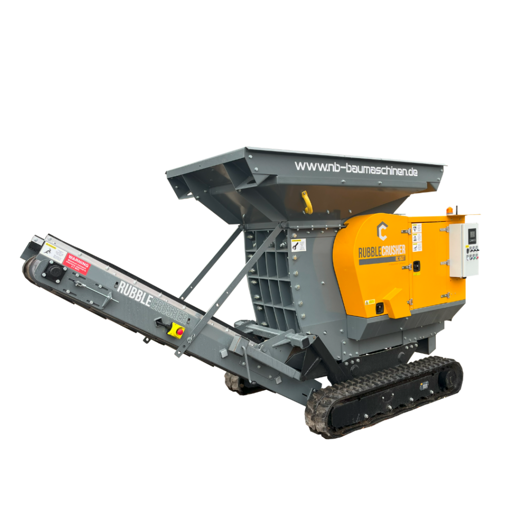Ein gelb-grauer RubbleCrusher RC150T steht auf Kettenfahrwerk mit langem Förderband und großem Trichter, dazu ist das Steuergehäuse seitlich sichtbar.