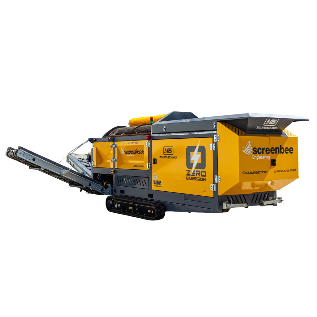 Die gelbe Screenbee SB13.26e-Track mit Raupenfahrwerk steht vor einer Industriehalle und zeigt das Trommelsieb von NB Baumaschinen in Seitenansicht.